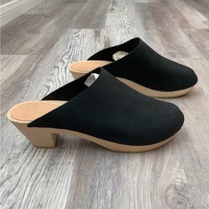 Clementine Closed Toe Clog, Mid Heel, Coal Oiled Nubuck, Size 40 US 10